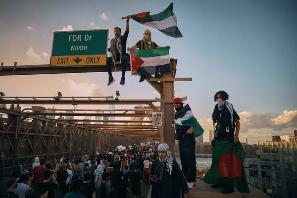 خان یونس، غزه
نگاه یک فلسطینی به ویرانی پس از حملات اسرائیل به نوار غزه
