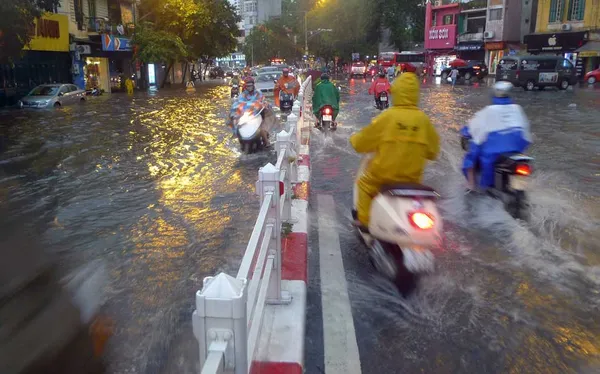 آب گرفتگی خیابان های هانوی در اثر طوفان کای تاک در ویتنام
18 آگوست 2012
Stringer/AFP/GettyImages
