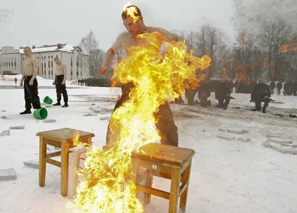 تمرینات ویژه و منحصر به فرد سربازهی ارتش بلاروس
VASILY FEDOSENKO/REUTERS
