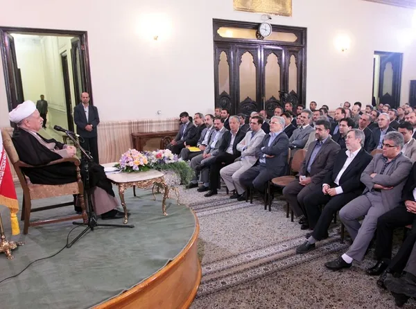 جمعی از کارکنان، اعضای هیأت مدیره و مدیران سازمان تأمین اجتماعی روز شنبه در سومین روز از هفته تأمین اجتماعی با آیت الله هاشمی رفسنجانی رئیس مجمع تشخیص مصلحت نظام دیدار و گفتوگو کردند./IRNA
