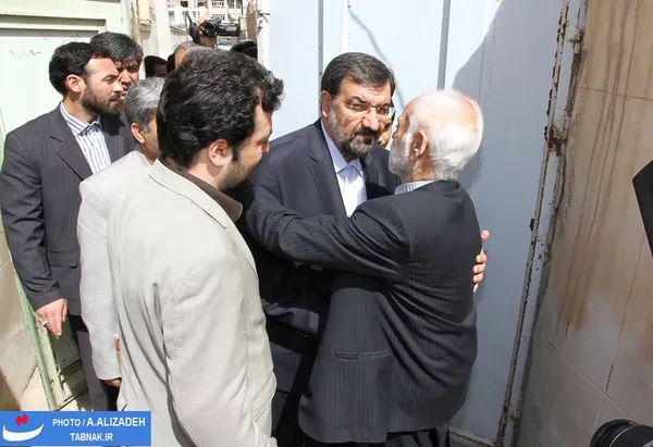حضور در بیت معظم شهدا توسط دکتر محسن رضایی و گفتگو با پدر شهید