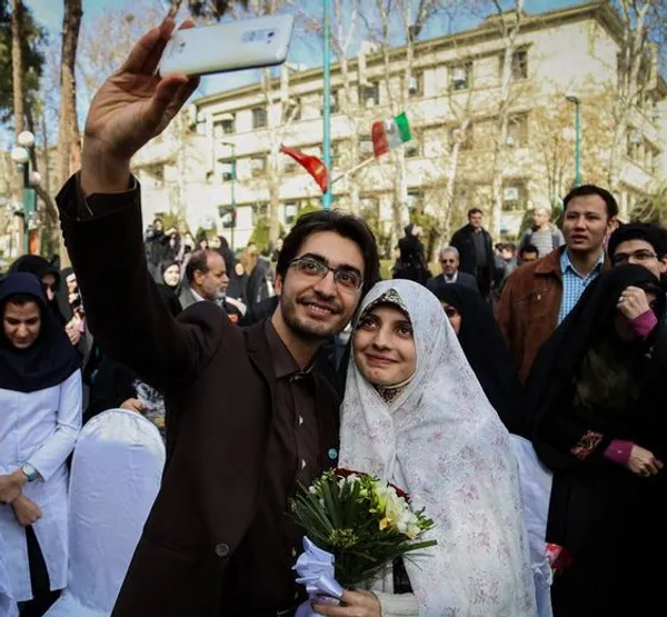 مراسم جشن ازدواج شش زوج دانشجو دانشگاه تهران ظهر یکشنبه در جوار مزار شهدای گمنام دانشگاه تهران برگزار شد.
