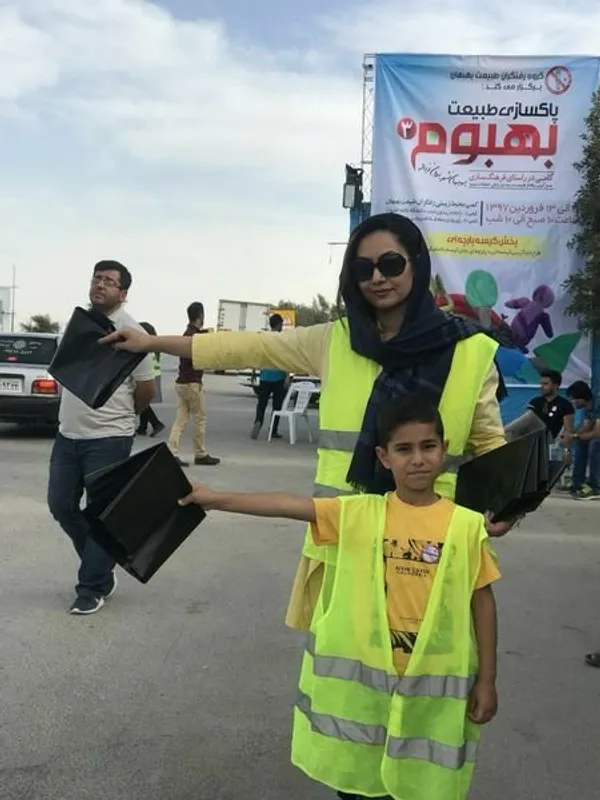 در شهر بهبهان استان خوزستان گروه رفتگران طبیعت بهبهان برای سومین سال پیاپی با برگزاری برنامه محیط زیستی بهبوم  بیش از ۲۵هزار کیسه زباله و ۵ هزار کیسه پارچه ای خرید را در بین مردم توزیع کرد.