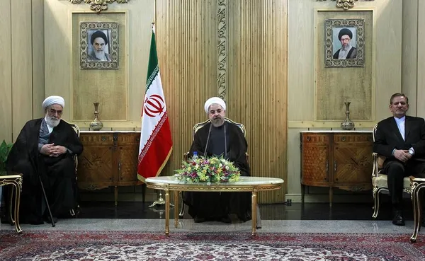 حجت الاسلام و المسلمین حسن روحانی رییس جمهوری اسلامی ایران عصر روز دوشنبه به همراه هیاتی عالیرتبه سیاسی و اقتصادی عازم شهر آستانه پایتخت قزاقستان شد./IRNA
