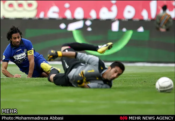 آخرین بازی لیگ برتر در سال 91 با تساوی یک- یک استقلال و نفت تهران به پایان رسید تا با پیروزی سپاهان برابر تراکتور تنور لیگ برتر در روزهای آغازین سال 92 گرم شود.
دوشنبه 28-12-91
