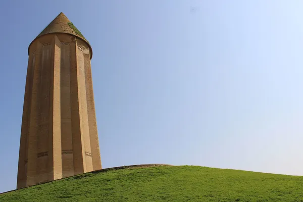 طراحی منحصر به فرد این بنا موجب شده تا نمونه‌های مشابه بسیاری از آن در سراسر کشورمان و حتی کشورهای همسایه ساخته شود. 