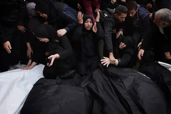خان یونس، غزه ــ عزاداری فلسطینی ها برای بستگان شهید شده در بمباران نوار غزه 