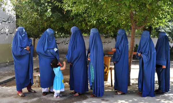 دومین دور سومین انتخابات ریاست جمهوری افغانستان، ساعت ۷ صبح امروز (شنبه) با حضور عبدالله عبدالله و اشرف غنی احمد زی، دو کاندیدای پیشتاز دور نخست انتخابات این کشور در سراسر افغانستان آغاز شد./AFP-IRNA

