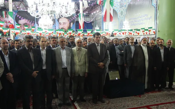 محمد رضا نعمت زاده، وزیر صنعت معدن و تجارت روز شنبه به همراه معاونین، مدیران و کارکنان این وزارتخانه با حضور در حرم مطهر امام راحل با آرامان&zwnj;های بنیانگذار انقلاب اسلامی تجدید بیعت کرد./IRNA
