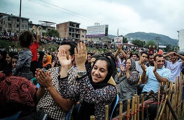 جشنواره شادی و همدلی صبح جمعه با شعار دوستی و مهربانی در شهر زیر آب شهرستان سواد کوه استان مازندران با حضور گسترده مردم و خانواده معظم شهدا برگزار شد./FNA
