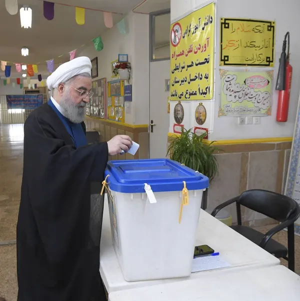 حسن روحانی در اولین ساعات رأی&zwnj;گیری چهاردهمین دوره انتخابات ریاست&zwnj;جمهوری با حضور در یکی از مدارس منطقه یک، رأی خود را به صندوق انداخت