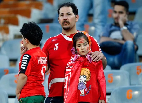 عصر یکشنبه، تیم فوتبال پرسپولیس از هفته بیست و نهم لیگ برتر در ورزشگاه آزادی تهران با نتیجه دو بر دو برابر راه آهن متوقف شد و تا اندازه بسیاری&zwnj; شانس تصاحب جام قهرمانی لیگ برتر را از دست داد./IRNA
