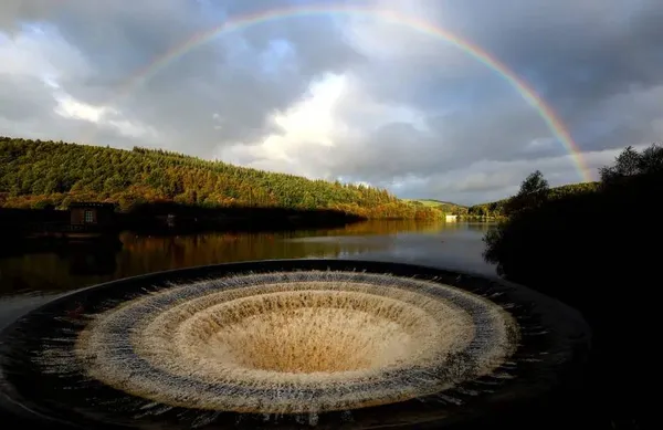 انگلستان  ـ سوراخ پلاگین یا مخزن Ladybower  پس از باران و طوفان شدید بابت