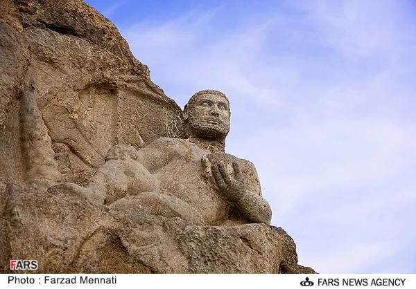 مجسمه هرکول در مجموعه تاریخی بیستون در کرمانشاه. یکشنبه 4 فروردین 1392