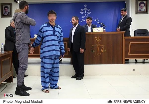 دادگاه محاکمه قاتل خیابان مدنی تهران روز سه شنبه برگزار شد. این جوان چند ماه پیش در حمله با عابران در خیابان مدنی یازده تن را مجروح کرد و یک نفر را کشت.
17 بهمن 1391