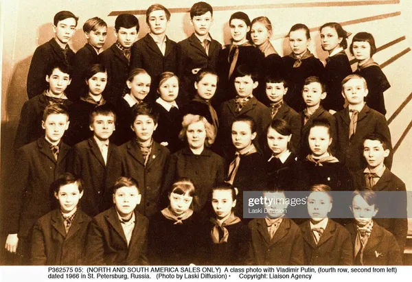پوتین (ردیف چهارم، دوم از چپ) مورخ 1966 - سن پترزبورگ روسیه
