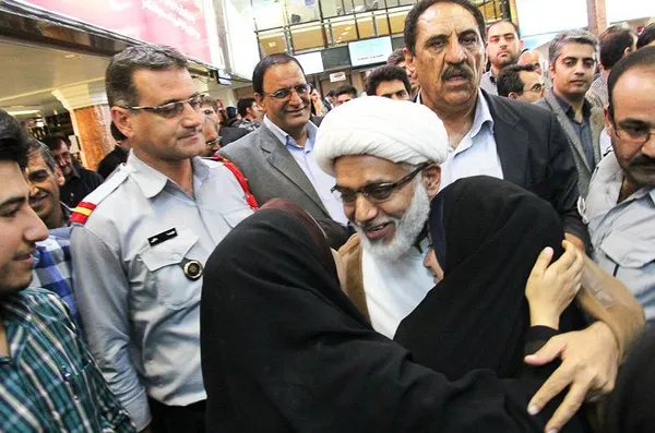 حجت الاسلام والمسلمین علی عارفی، مسئول دفتر نهاد نمایندگی مقام معظم رهبری در دانشگاه علوم پزشکی کرمان و امام جمعه موقت جیرفت که در عربستان دستگیر و زندانی شده بود، پس از ۴۵ روز به کشور بازگشت. /ISNA
