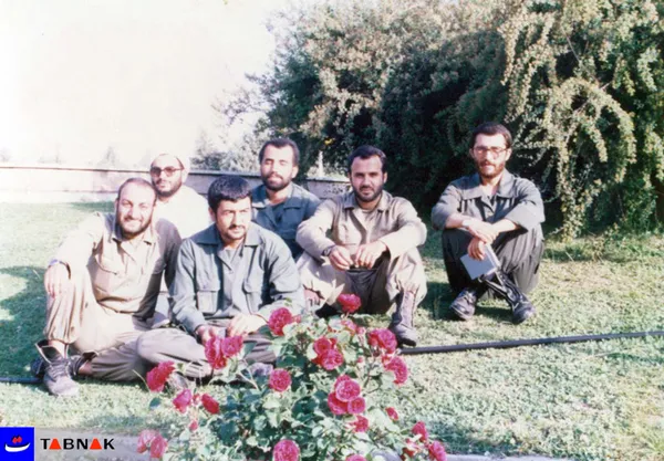 در حاشیه سمینار فرماندهان ـ تهران ـ پس از عملیات خیبر
از راست به چپ: برادران: علایی ـ رشید ـ عزیز جعفری ـ غلامپور
ردیف دوم: از راست به چپ شهید علی هاشمی و برادر بشردوست
