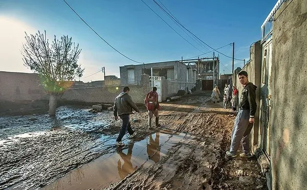 سد خاکی روستای حسین آباد جدید در شهرستان نیشابور بر اثر بارندگی&zwnj;های اخیر و پر شدن ناگهانی شکست. از زمان وقوع حادثه هلال احمر نیشابور با دستگاه&zwnj;های لجن&zwnj;کش و موتور پمپ&zwnj;های آب منازل و محوطه روستا را تخلیه کردند./TASNIM
