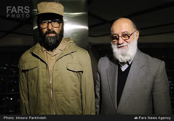 مهدی چمران در کنار تندیس مصطفی چمران در موزه مشاهیر برج میلاد
