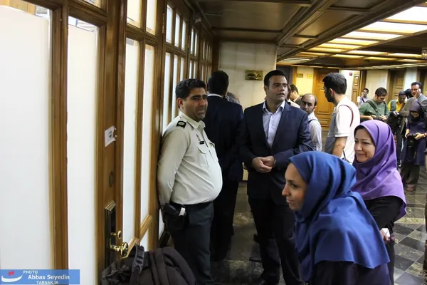 گمانه زنی از پشت شیشه اتاق جلسه