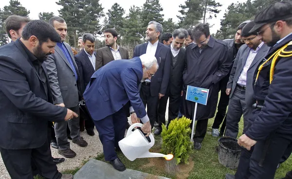 محمد جواد ظریف، وزیر امور خارجه روز جمعه در جریان بازدید از باغ گیاه شناسی مشهد یک نهال نیز غرس کرد./IRNA
