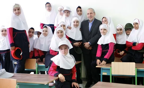 زنگ شکوفه ها توسط یک دانش آموز کلاس اولی روز (دوشنبه) با حضور علی اصغر فانی وزیر آموزش و پرورش در آموزشگاه برکت شهدای معلم در شهرستان قدس نواخته شد./IRNA
