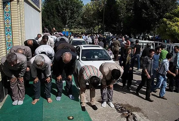مراسم سنتی مذهبی شکرانه برداشت محصول (سید حمزه بازار) که بیش از دویست سال قدمت دارد، ظهر جمعه در بارگاه امامزاده سید حمزه اسرم (ع) برگزار شد. این مراسم هر ساله در پایان برداشت محصولات کشاورزی در یک روز جمعه با قربانی کردن گوسفند به نیت اموات و یادبود درگذشتگان و به پاس شکرانه برداشت محصول و شکرانه خدا برپا می&zwnj;شود. /MNA
