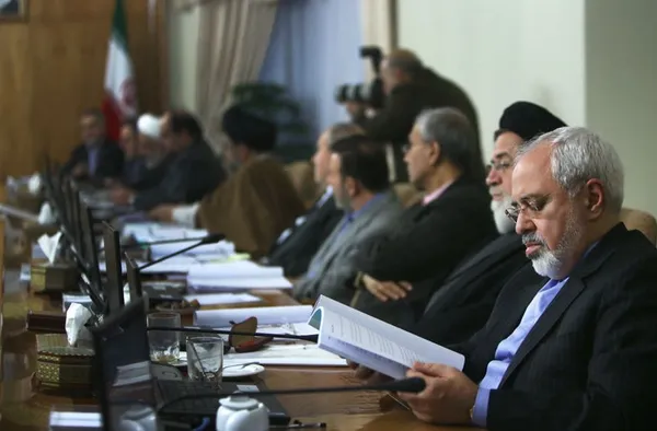 ظریف در حاشیه جلسه هیئت دولت./MNA
