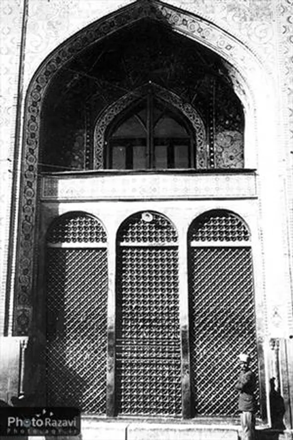 پنجره فولاد اين پنجره برنزي در زمان ناصرالدين شاه قاجار نصب گرديد. از آنجا كه بعضي قسمت&zwnj;هاي پنجره قديمي ساييده شده و مشكلاتي براي زائرين ايجاد مي&zwnj;شد، در اوايل پيروزي انقلاب اسلامي اين پنجره به موزه انتقال يافت و به جاي آن پنجره برنز جديدي نصب گرديد.