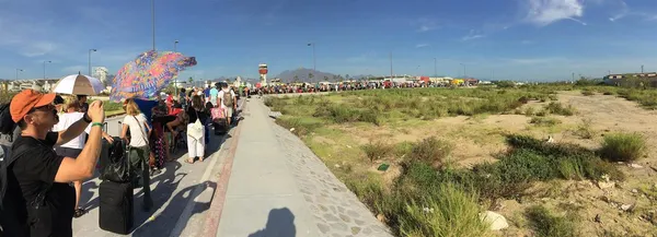 چند روز گذشته امواج بزرگ ساحل سان لوکاس مکزیک را در نوردید. این توفان به عنوان قدرتمندین طوفان به سمت شبه جزیره باخا کالیفرنیا حرکت کرد. این توفان باعث شد پروازهای فرودگاه سن لوکاس متوقف شده و یا با تأخیرهای فراوان روبرو شود.در تصویر منتشر شده مسافرین فرودگاه را در صفهای بسیار طولانی می توان مشاهده کرد./
NATE MCFADDEN
