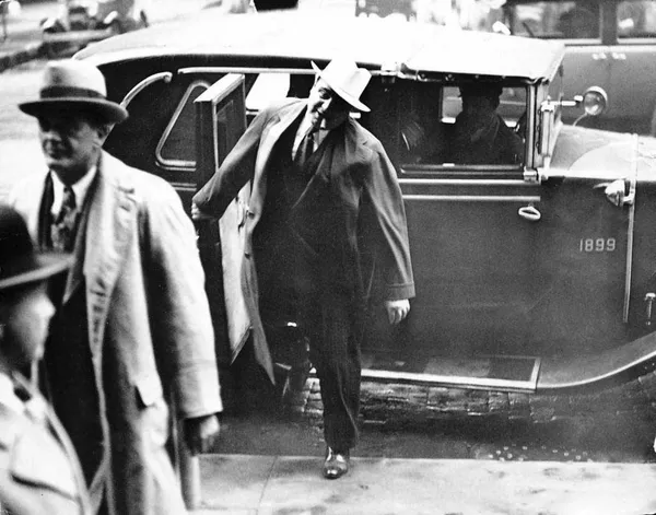 آل کاپن در حال سیگار کشیدن به همراه وکیلش مایکل آهرن وارد دادگاه می شو.ند.
Chicago Tribune historical photo
