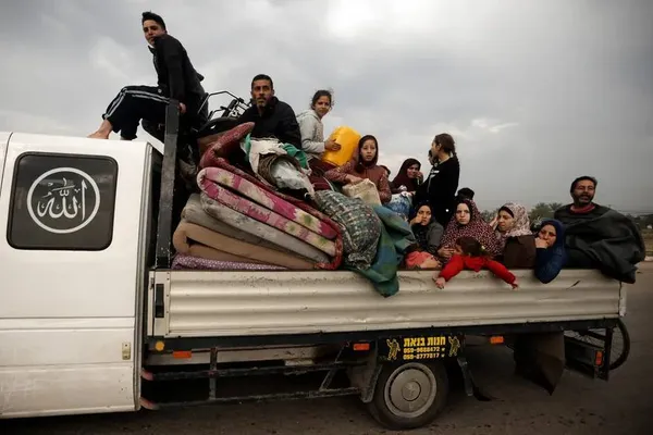 خان یونس، غزه ـ فلسطینیان پس از حمله زمینی اسرائیل به سمت خان یونس حرکت می کنند.