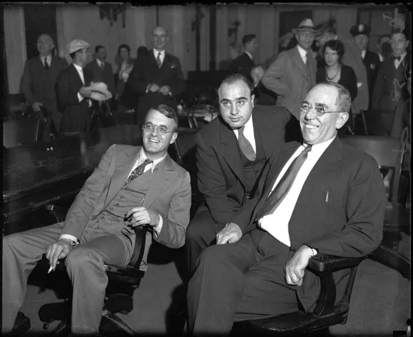 آل کاپن در کنار وکیلش مایکل آهرن (سمت چپ) در دادگاه فدرال شیکاگو
Chicago Tribune historical photo
