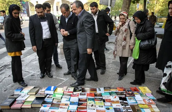 بازدید احمد مسجد جامعی از کتاب فروشی های سطح شهر./MNA
