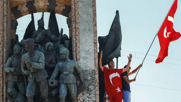 طرفداران اردوغان همچنان در خیابان