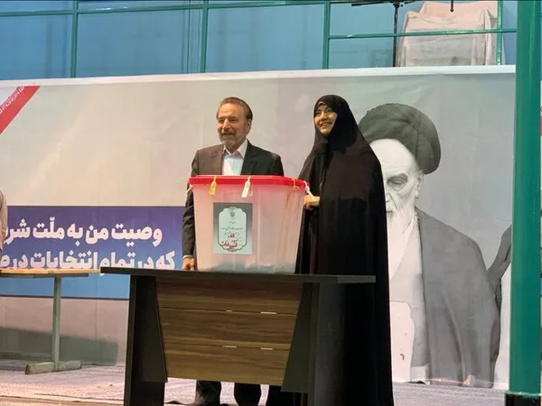 محمود واعظی رییس دفتر رییس جمهور در دولت دوازدهم به همراه همسرش