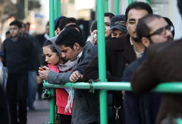 تماشاگران سی و سومین جشنواره بین المللی فیلم فجر بیرون از سینما &laquo;آزادی&raquo; در انتظار آغاز اکران فیلم هستند./IRNA
