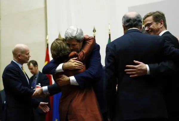 شادی (Hugs) &laquo;جان کری&raquo; وزیر خارجه آمریکا(راست) با &laquo;کاترین اشتون&raquo; (سومی از راست) رئیس سیاست خارجی اتحادیه اروپا پس از بیانیه توافق در کنار &laquo;ویلیام هیگ&raquo; وزیر امور خارجه بریتانیا (چپ)، &laquo;گیدو وستروله&raquo; وزیر امور خارجه آلمان (راست) و&laquo;لوران فابیوس&raquo; وزیر امور خارجه فرانسه در سازمان ملل متحد در ژنو