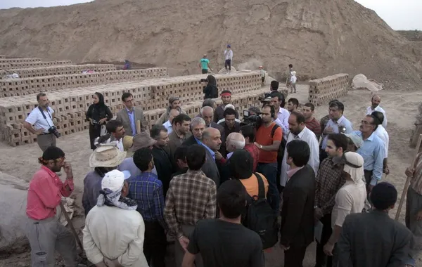 علی ربیعی وزیر تعاون، کار و رفاه اجتماعی از کوره پزخانه پاکدشت بازدید کرد. /IRNA
