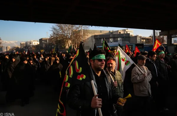 راهپیمایی عزاداران حسینی در بامداد اربعین در تهران 