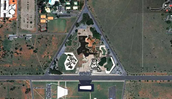 Pra&ccedil;a dos Cristais که یک پارک با شكل هندسی است که سراسر آن با مجسمه های کریستالی پوشانده شده در برزیلیای برزیل
