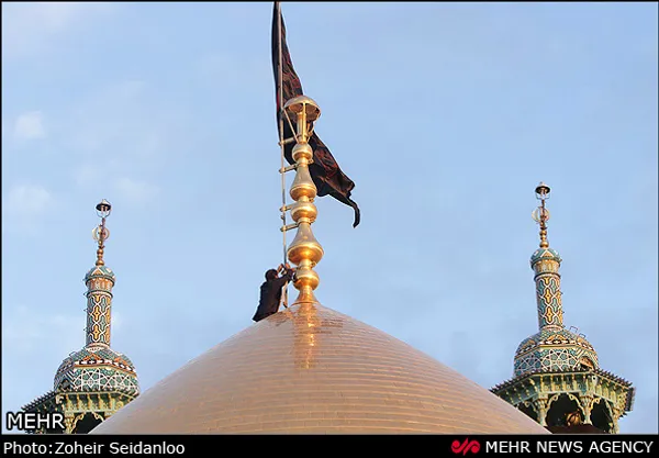 تعویض پرچم گنبد حرم حضرت معصومه(س)