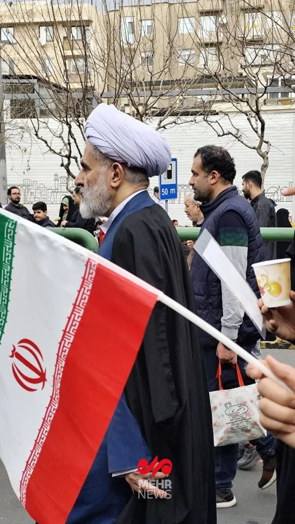 حضور حجت&zwnj;الاسلام طائب در راهپیمایی ۲۲ بهمن