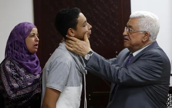 دیدار محمود عباس با خانواده نوجوان فلسطینی محمد ابو خضیر در رام الله که به تازگی به دست &zwnj;پلیس صهیونیستی مورد ضرب و شتم شدید قرار گرفته بود./Reuters
