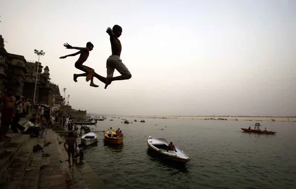 
شیرجه دو کودک هندی در آب رودخانه گنگ در هند
Rajesh Kumar Singh/Associated Press
