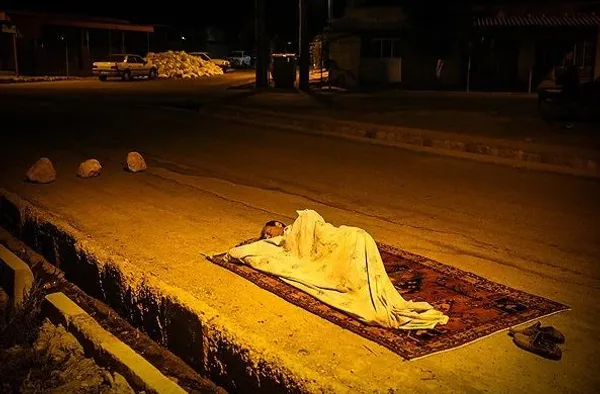در پی وقوع زلزله ۲. ۶ ریشتری در بخش مورموری از توابع شهرستان آبدانان استان ایلام اهالی این شهرستان بدون هیچ نوع امکاناتی شب را در خیابان&zwnj;ها به صبح رساندند./FNA
