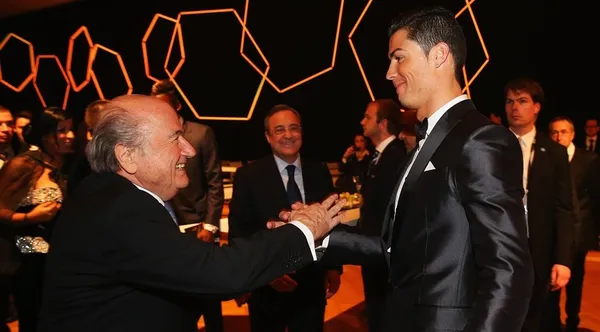 رونالدو مرد فوتبال ۲۰۱۳ جهان در حال گفتگو با سب بلاتر