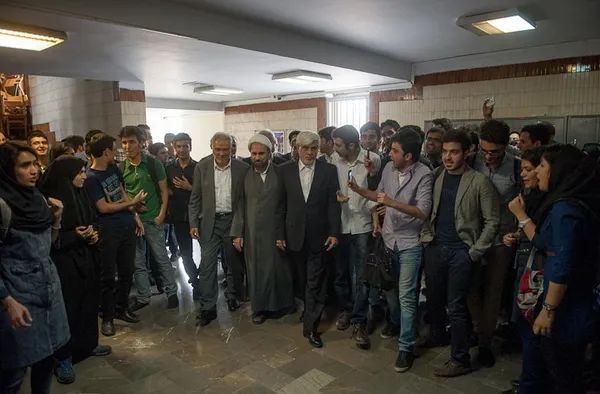 عارف اینروزها در کنار دانشجویان بیش از گذشته ظاهر می شود. اینبار وی روز دوشنبه در دانشگاه صنعتی خواجه نصیر الدین طوسی حاضر شد و با دانشجویان دیدار کرد/ISNA
