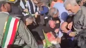 تصاویر جانسوز از وداع مادر با خلبان شهید کاظمی
